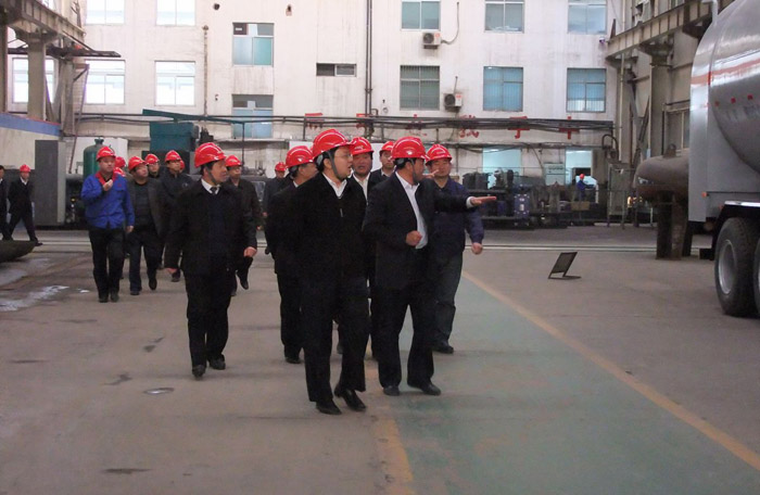 张总陪同申长友市长参观罐车研发生产 张总陪同申长友市长参观罐车研发生产