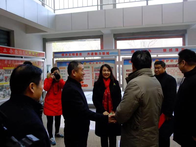 济南市总工会常务副主席傅金峰到胜游网页版登录入口-胜游(中国)
集团走访慰问 济南市总工会常务副主席傅金峰到胜游网页版登录入口-胜游(中国)
集团走访慰问